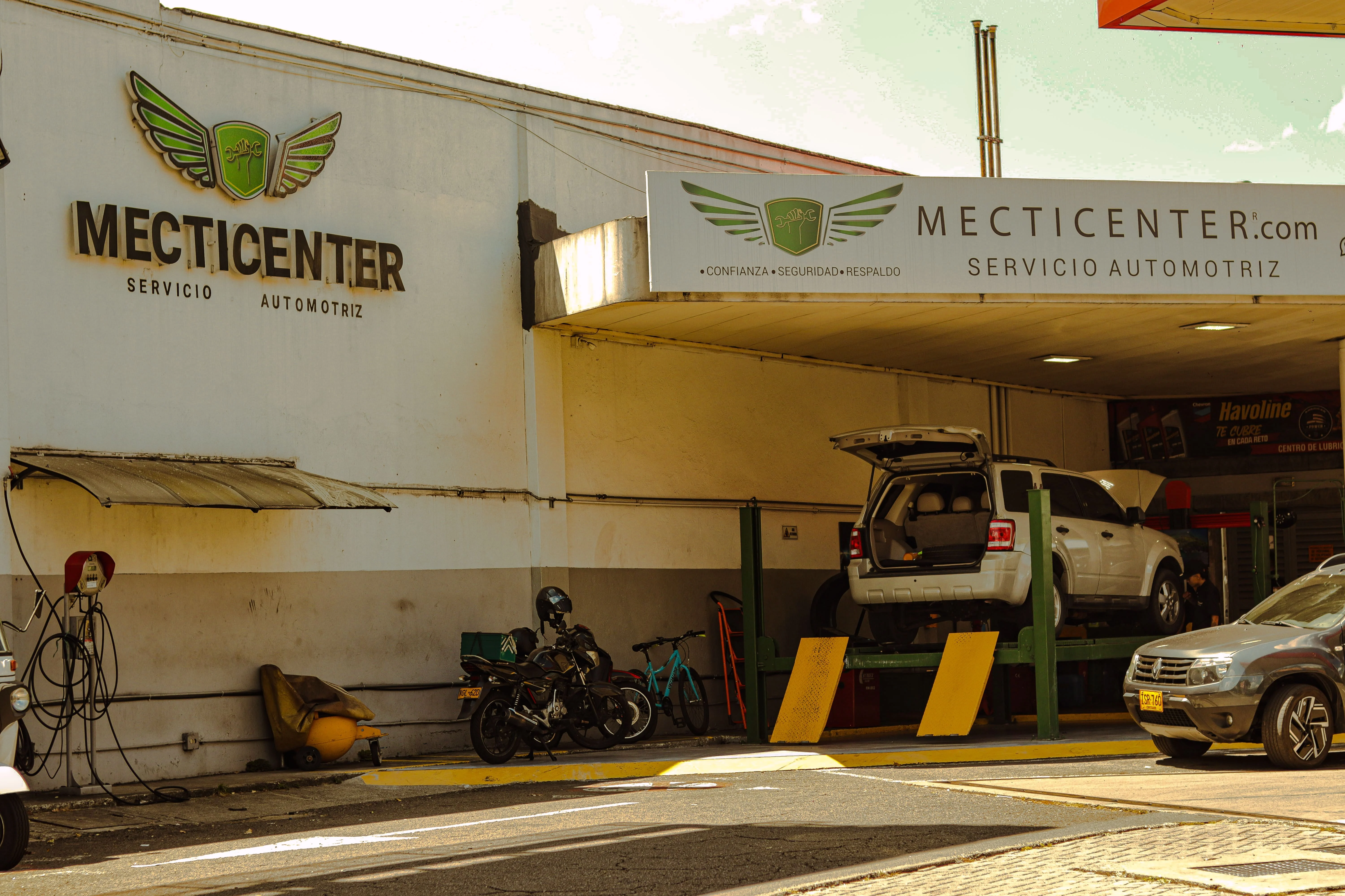 Fachada de Mecticenter, taller mecánico en Medellín